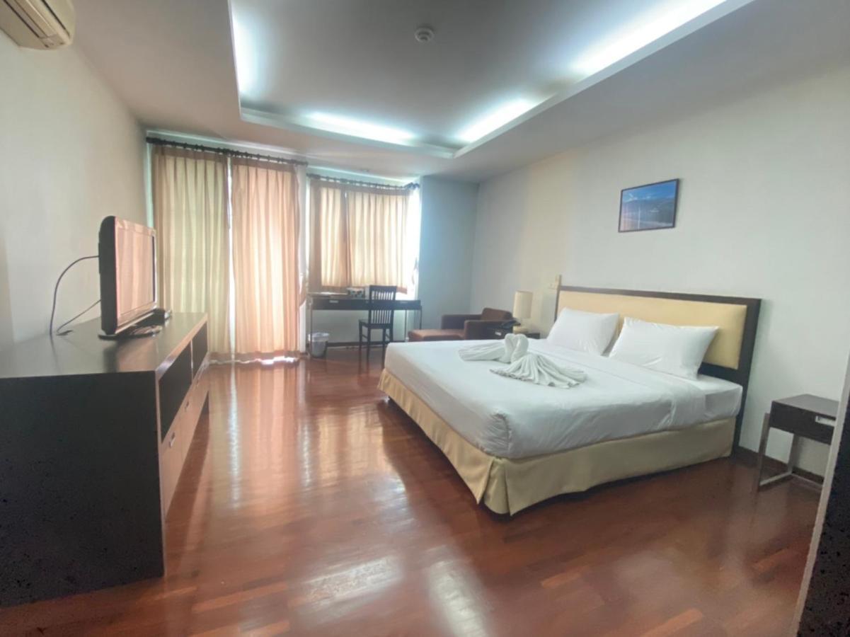 The Park 304 Executive Serviced Apartment Si Maha Phot Exteriör bild