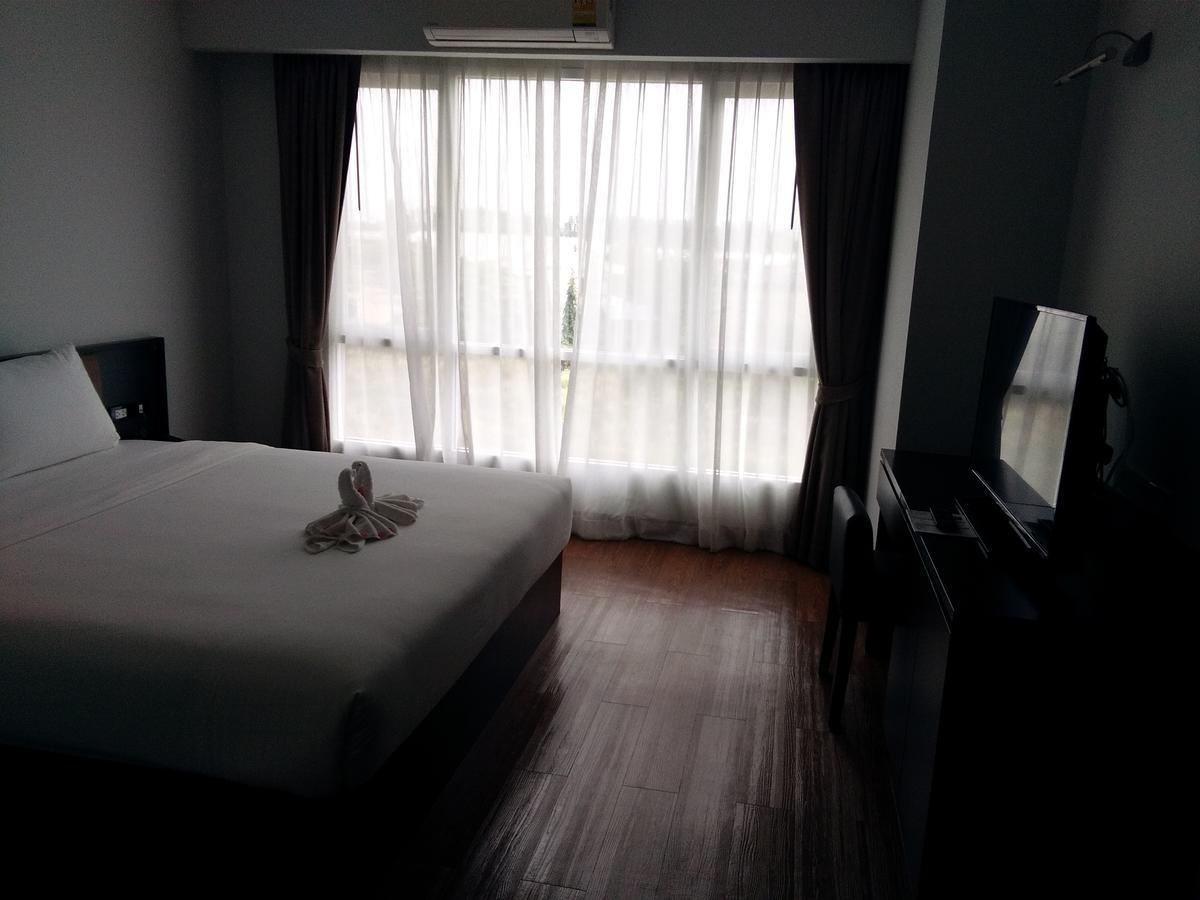 The Park 304 Executive Serviced Apartment Si Maha Phot Exteriör bild